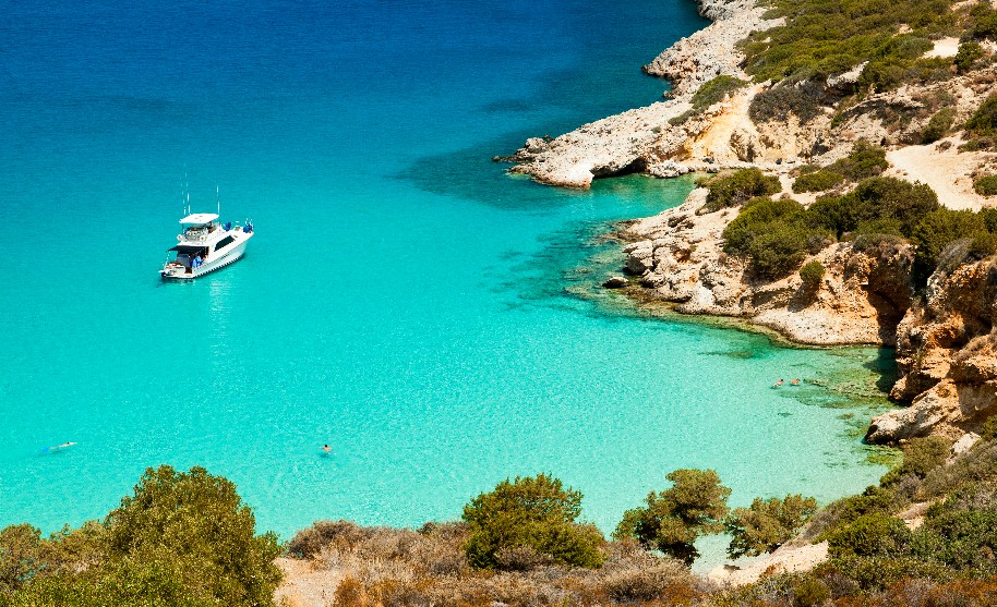 Řecko čisté moře slunečné pobřeží loď Kréta
