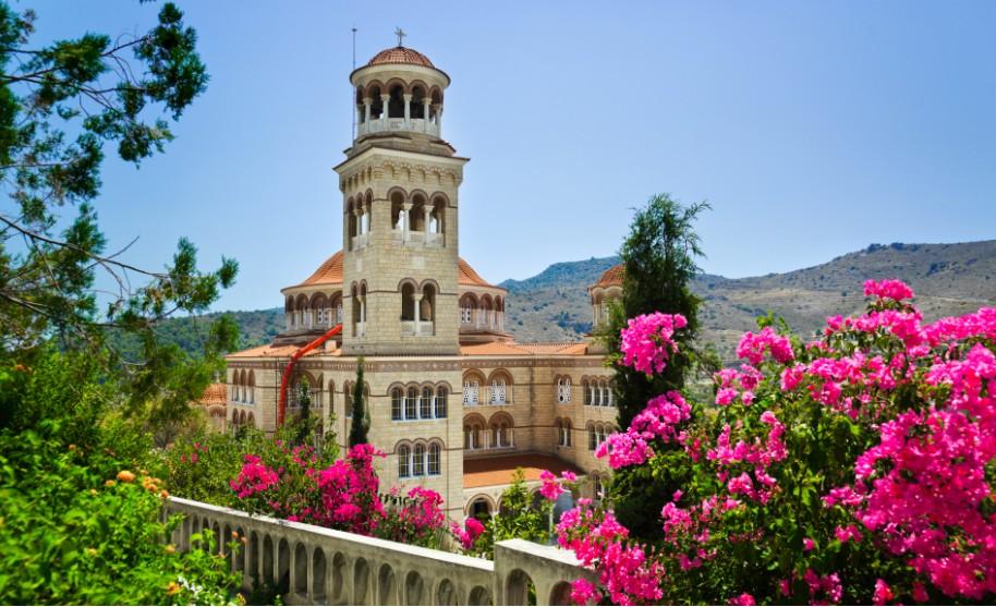Řecko příroda zeleň zvonice klášter květiny slunce Řecko