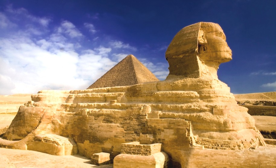 Káhira s nedalekými pyramidami a neskutečnou Sfingou v Egyptě