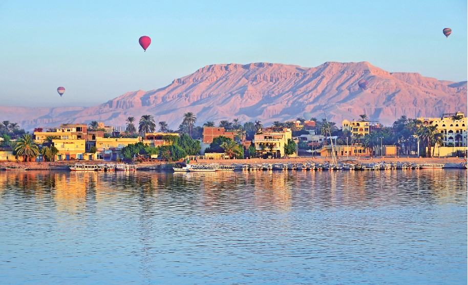 Pohled na přístav v Luxoru v Egyptě