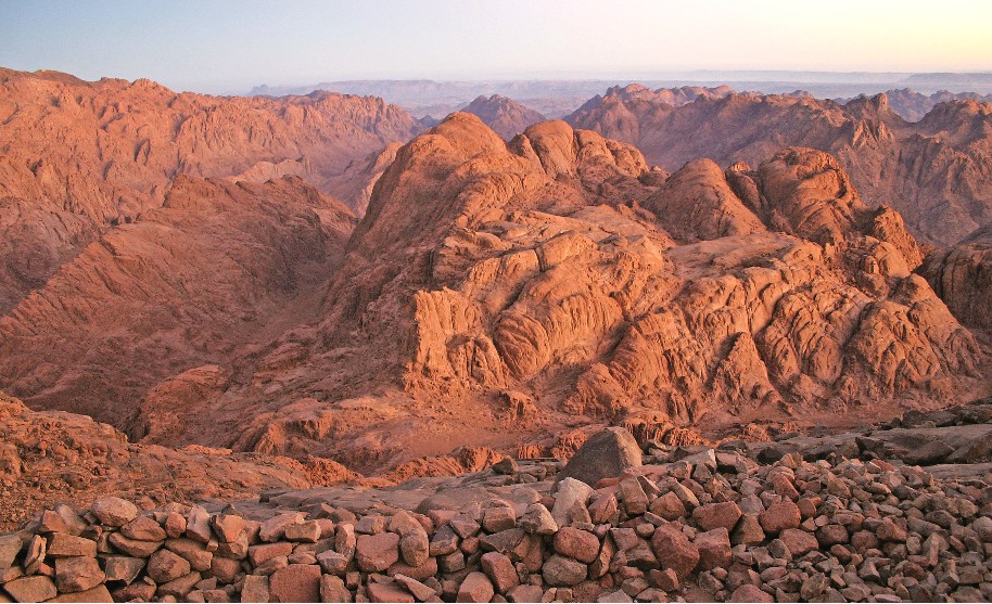 Západ slunce v horách Sinai v Egyptě