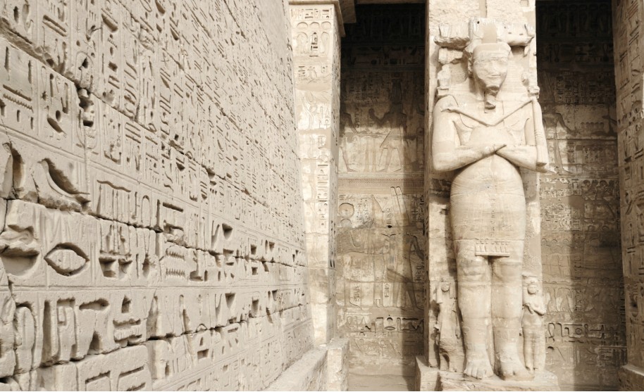 Medínit Habu na západním břehu Nilu naproti luxorskému chrámu v Egyptě