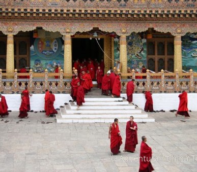 Bhútán s turistikou v zeleném Himálaji