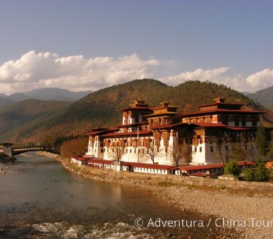 Bhútán ze západu na východ